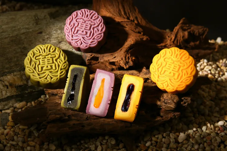 台北萬豪酒店「萬月蝶映」流芯月餅禮盒含橙香可可、濃芋奶黃、抹茶芝麻三款風味月餅。業者提供