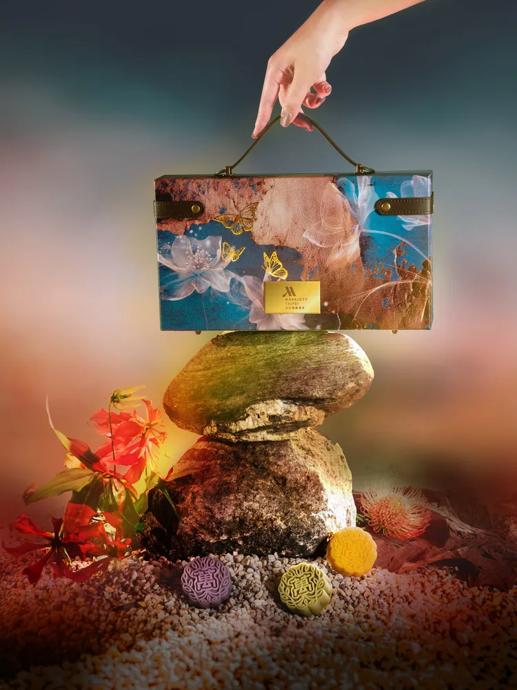 台北萬豪酒店首推「萬月蝶映」流芯月餅茶禮禮盒。業者提供