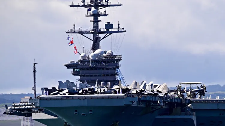 美國航空母艦卡爾文森飛行甲板上，停放多架F-35閃電II（Lightning II）、F/A-18大黃蜂戰鬥機、E-2D鷹眼預警機等美軍先進戰機。中央社