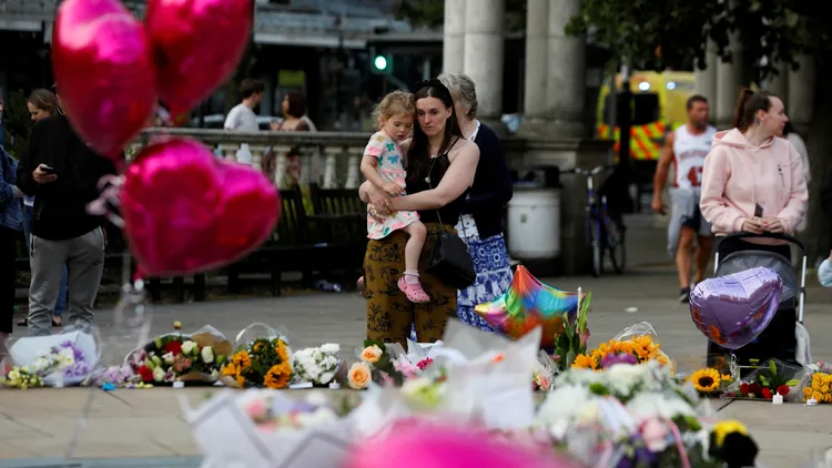 在守夜活動中群眾為喪生的女童獻上了花圈、玩具和蠟燭，以表達哀傷。路透社