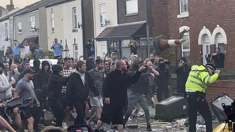 在鎮壓抗議人士的過程中，數名警察受傷。翻攝自The Journal