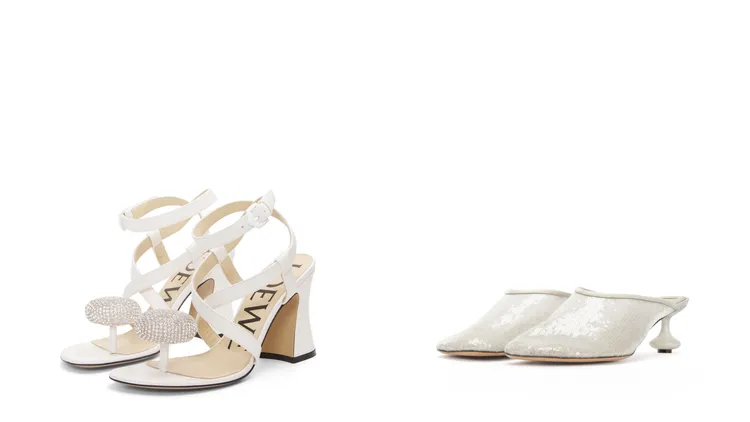 LOEWE Pebble米白色萊茵石小羊皮高跟涼鞋（左）6萬5000元、Toy白色滿版亮片穆勒鞋（右）4萬1000元。品牌提供
