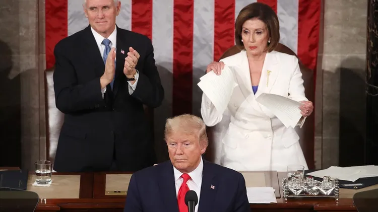 美國前總統川普（前）發表國情咨文後，時任眾議院議長裴洛西（右）當場撕毀講稿。資料照片