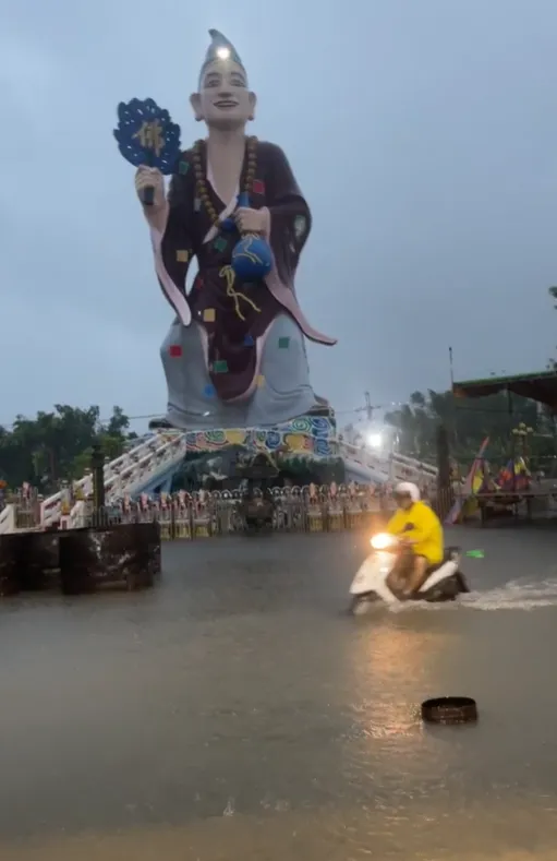 民眾騎機車驚險通過。翻攝旗尾五龍山鳳山寺 粉專