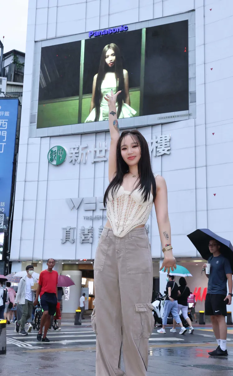 陳芳語的照片登上西門町大看板。華風數位提供