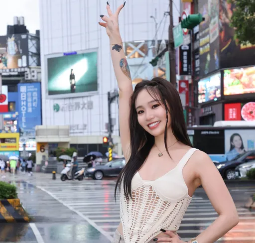 野生陳芳語西門町現芳蹤　米色馬甲洞洞裝超吸睛