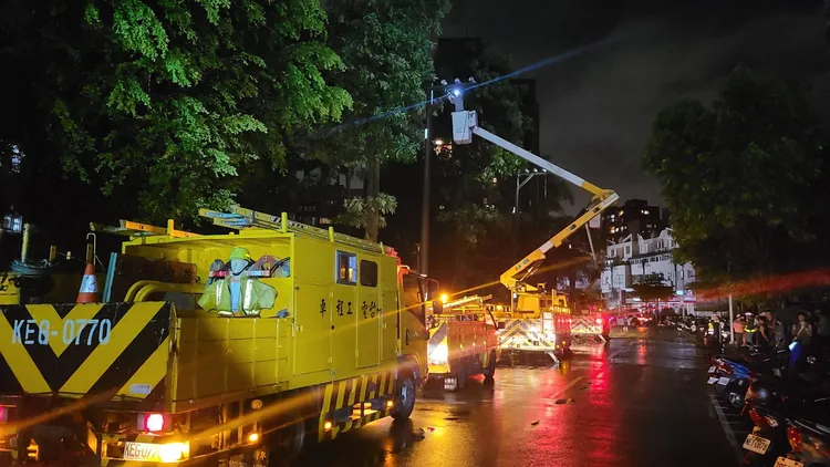 凱米颱風來襲，台電全員出動冒著風雨搶修中。台電提供