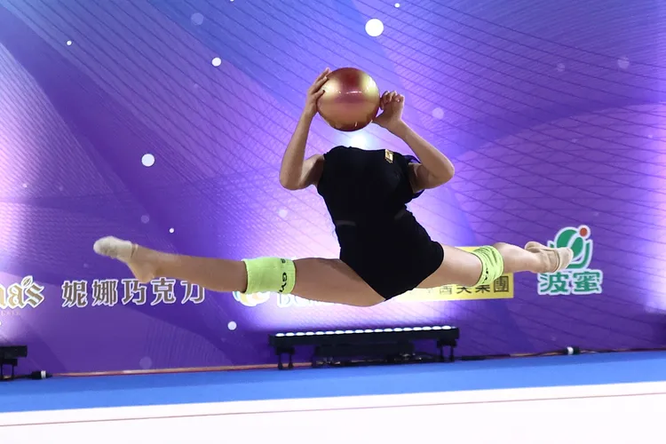 一字馬。彭欣偉攝