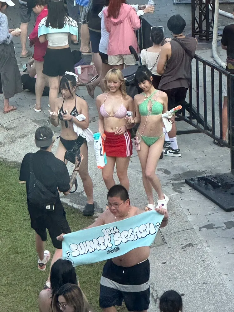 現場湧入不少比基尼辣妹。讀者提供