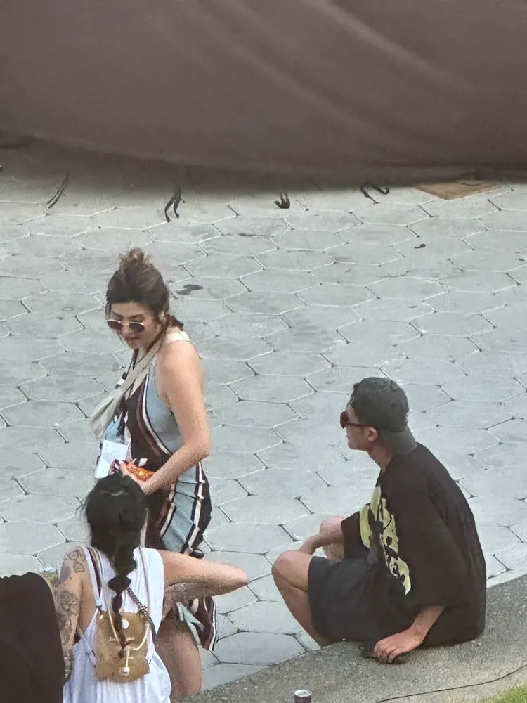 Jennifer挺著巨肚到場。讀者提供