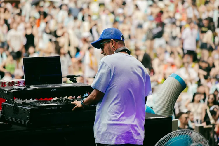 張震嶽化身DJ Orange炒熱氣氛。本色音樂提供