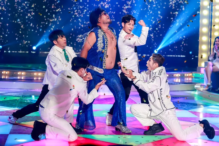 巴大雄（中）上節目展現獨特幽默，勁歌熱舞。民視提供