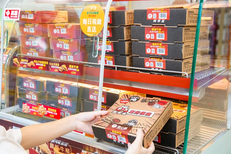 「必勝即享站」有個人披薩、起司咔滋餅各兩種口味選擇。必勝客提供