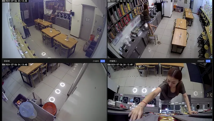 老闆娘跪在食材區上補貨，不過網友發現她事後並未擦拭檯面。翻攝店家YouTube