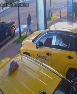 影片可見槍手下手狠絕，近距離開槍，見林士傑倒地仍續開多槍，槍槍要命。