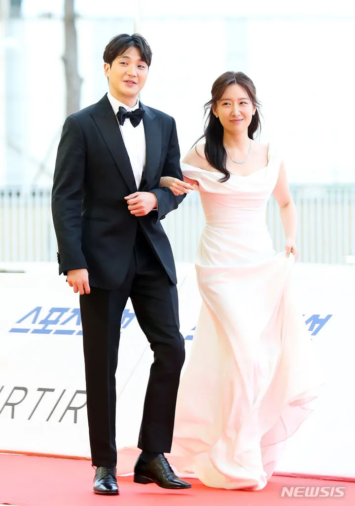 《戀愛兄妹》真實情侶金允載（左）、李潤荷挽手出席。翻攝NEWSIS