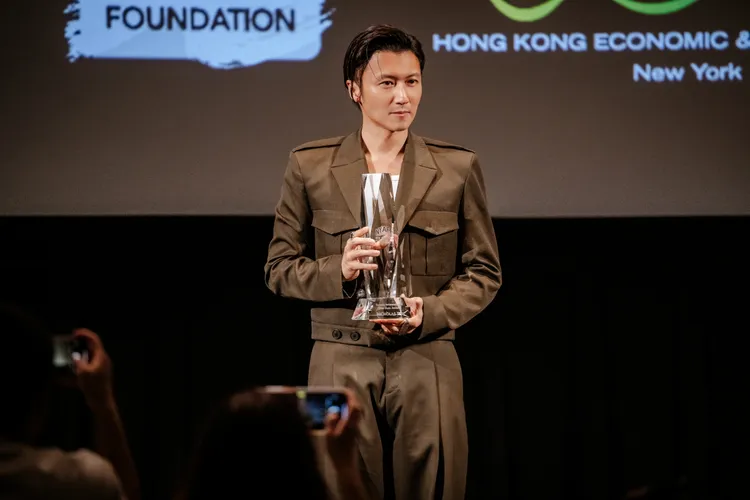 謝霆鋒穿上GIVENCHY墨綠色軍裝設計，相當挺拔帥氣。品牌提供