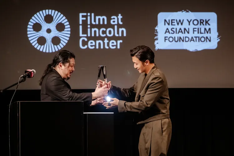 謝霆鋒身著GIVENCHY服飾，在亞洲電影節，獲頒「國際銀幕亞洲之星」。品牌提供