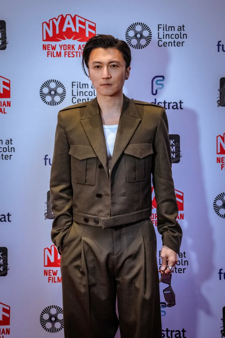 謝霆鋒穿上GIVENCHY墨綠色軍裝設計，相當挺拔帥氣。品牌提供