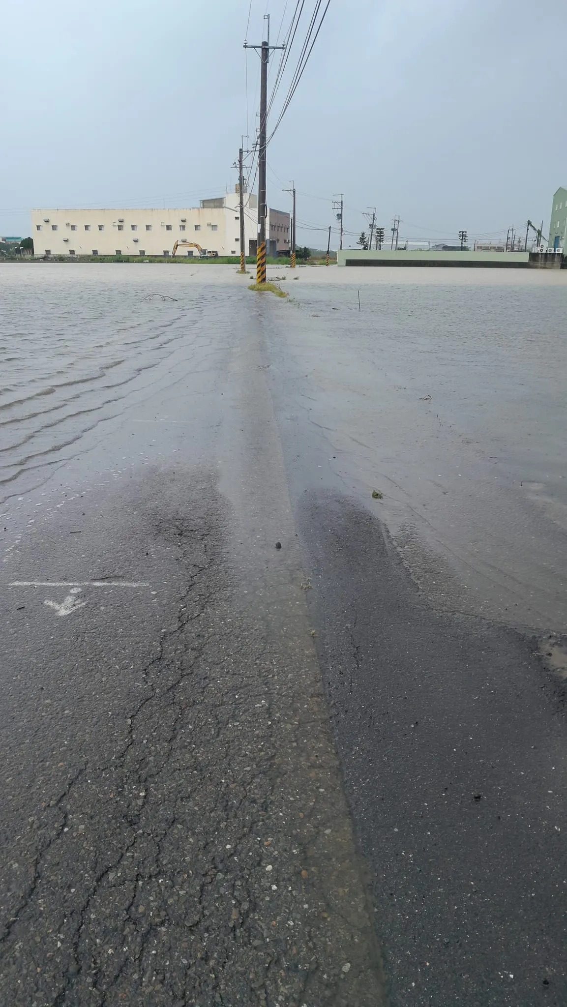 彰化仍有淹水情形,馬路和農田難分辨。翻攝「彰化人大小事」臉書