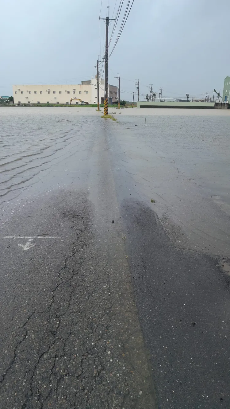 彰化仍有淹水情形，馬路和農田難分辨。翻攝「彰化人大小事」臉書