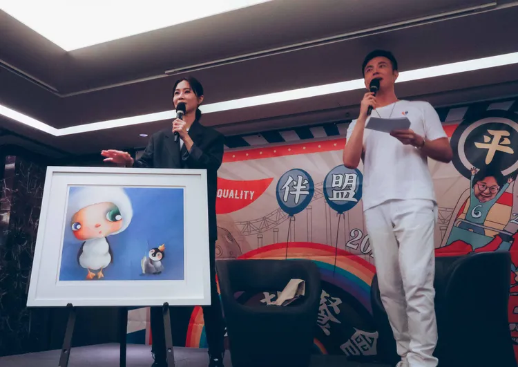 謝盈萱（左）出席伴侶盟年度典禮。台灣伴侶權益推動聯盟提供