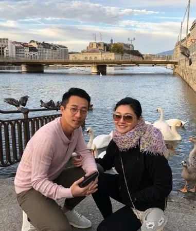 汪小菲與大S結婚8周年也一起餵天鵝。翻攝汪小菲微博