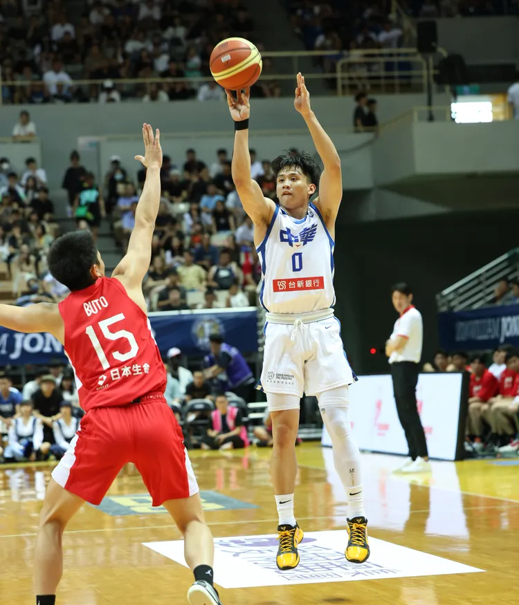 林彥廷(右)。中華籃協
