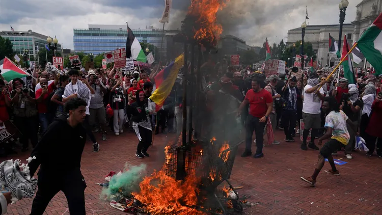 在尼坦雅胡演講前後，美國國會外示威人士情緒越發激動，甚至燒毀美國國旗並揮舞巴勒斯坦國旗。路透社