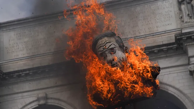 除了燒毀美國國旗外，示威人士更製作尼坦雅胡的雕像並將其燒毀。路透社