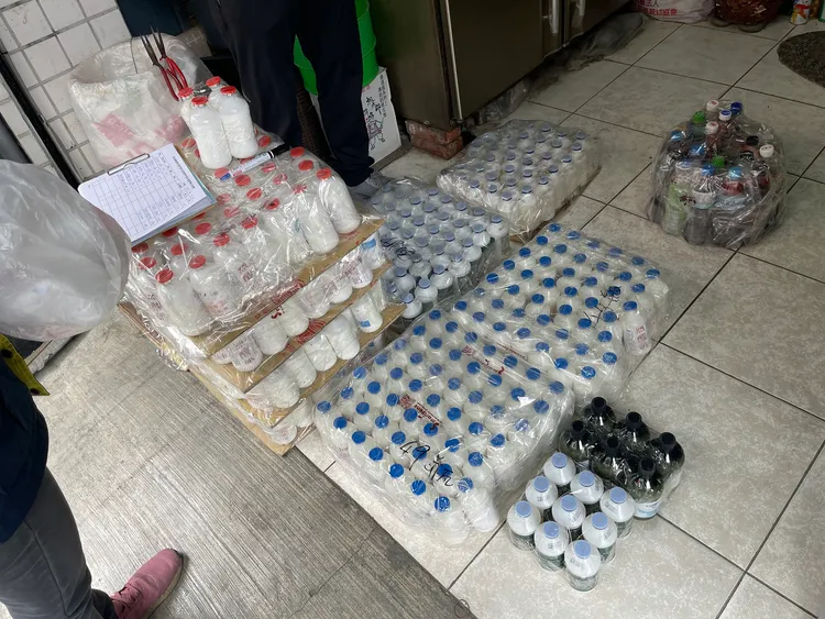 屏東縣動物防疫所2度查獲業者非法引進中國禽流感疫苗。防疫所提供