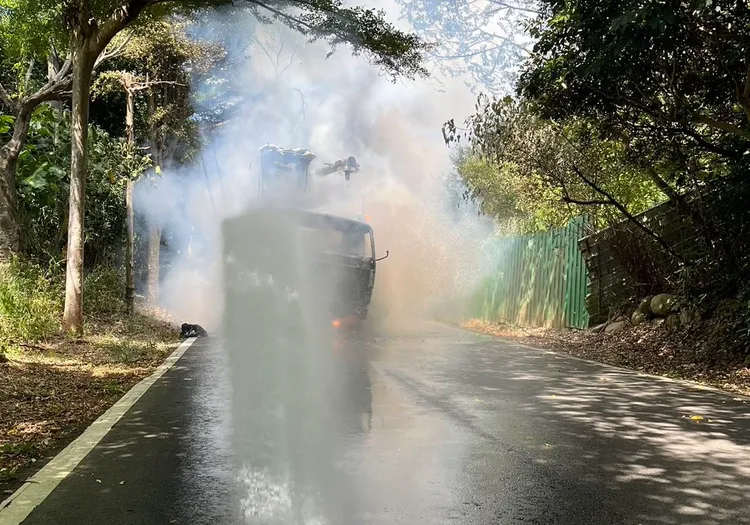 火燒車。新竹縣消防局提供