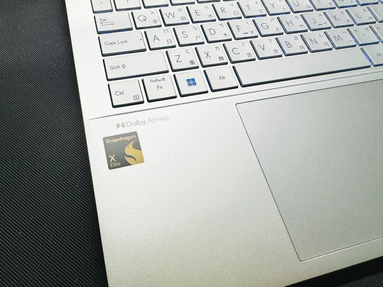 ASUS Vivobook S 15為 32GB RAM、1TB儲存空間，NPU 45TOPS。趙筱文 攝影。