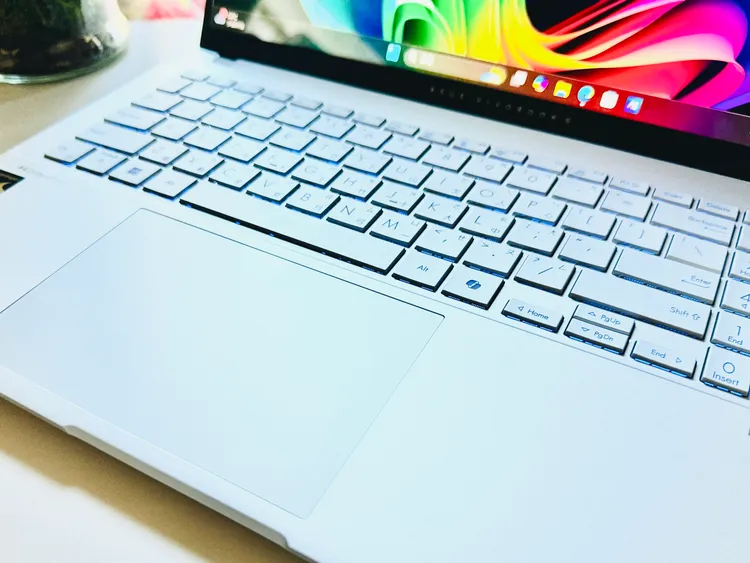 鍵盤有背光設計、Copilot與表情符號快捷鍵，觸控板面積也變大。趙筱文 攝影。