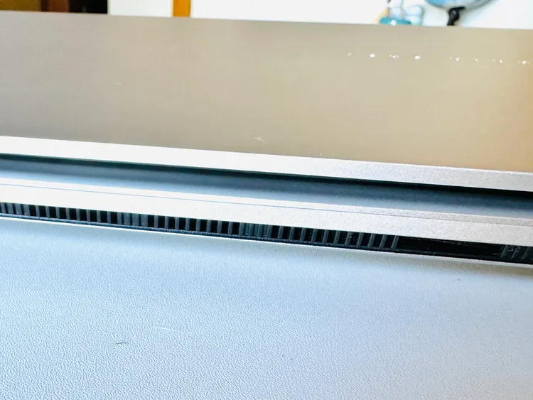 雙散熱風扇設計能為用戶提供更安心的使用感受。趙筱文 攝影。