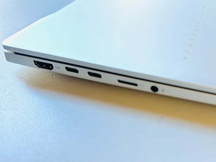 ASUS Vivobook S 15連接埠相當完整。趙筱文 攝影。