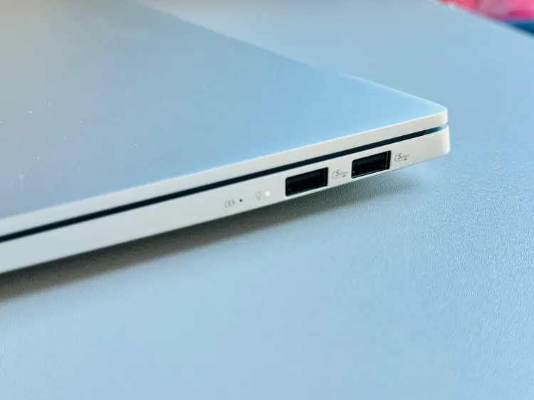 ASUS Vivobook S 15連接埠相當完整。趙筱文 攝影。