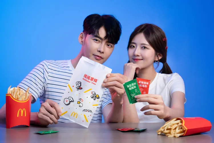 「搖搖薯條」推出蔡依林手繪的限定圖騰包裝。麥當勞提供