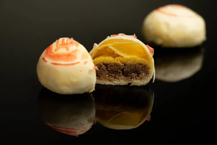 涵碧樓酒店涵碧映月禮盒，酥鬆綿密台式綠豆椪月餅配紅玉紅茶是賞月的絕配。業者提供