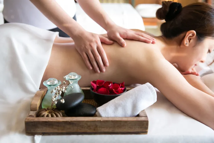 涵碧樓推出幸福能量SPA之旅，以LALU SPA 獨有的按摩手法配合獨家精油，將身體的壓力傾洩而出，帶走疲乏，感受身心被重塑的療癒瞬間，找回屬於自己的能量。業者提供