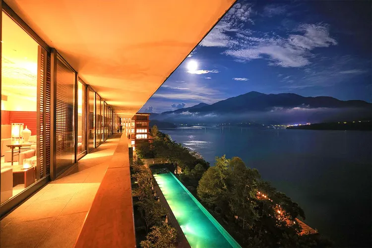 在秋高氣爽的時節，帶著家人來日月潭涵碧樓，入住美麗湖景套房觀星賞月，是共度佳節的最佳選擇。業者提供