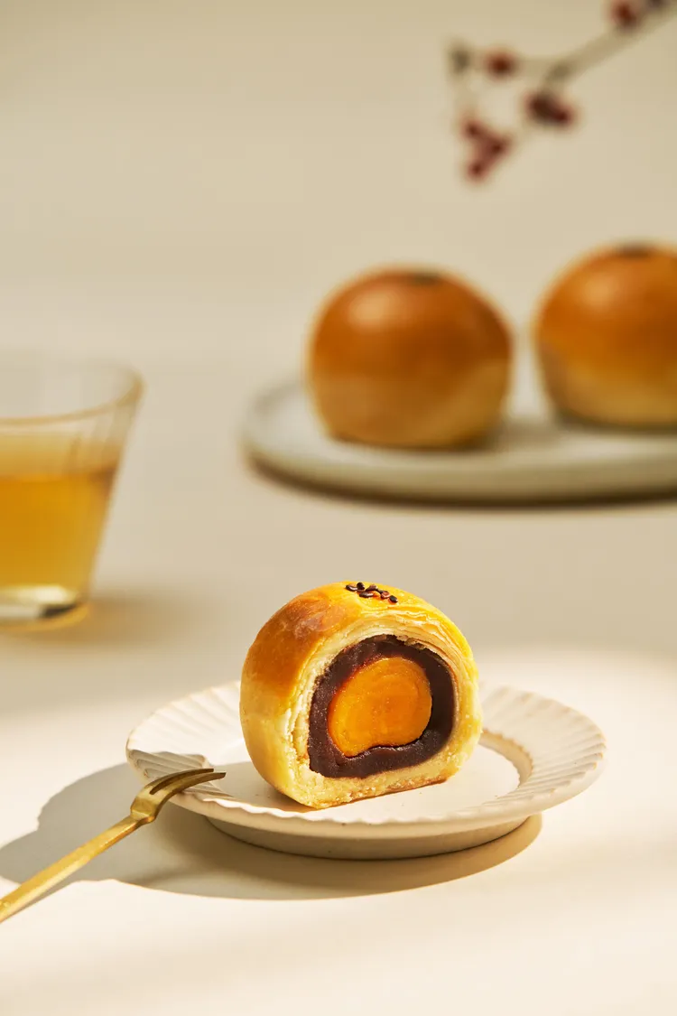 「豐月蛋黃酥中秋禮盒」售價1280元，內含兩種口味的蛋黃酥及果茶包。業者提供