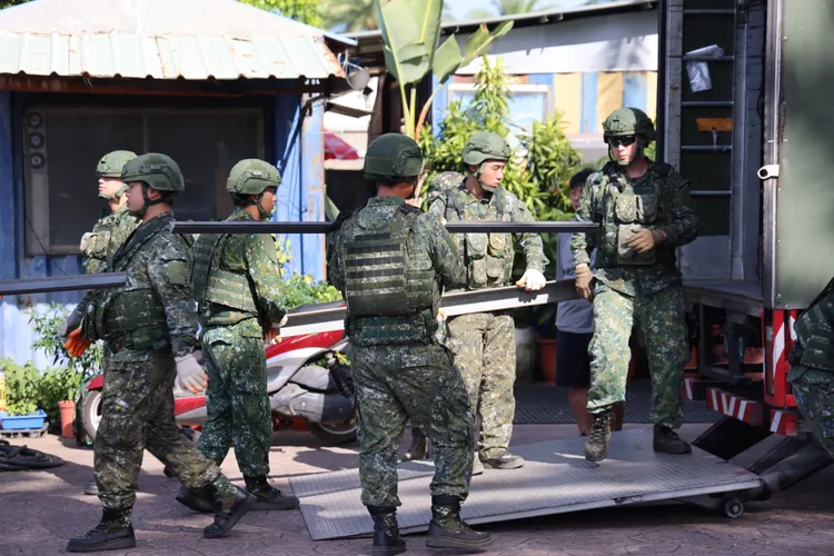 教召部隊進行物資搬運。記者 李俊毅攝