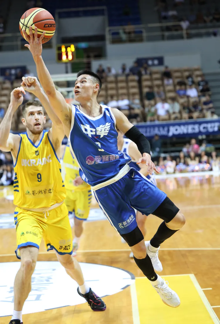 林秉聖(右)。中華籃協