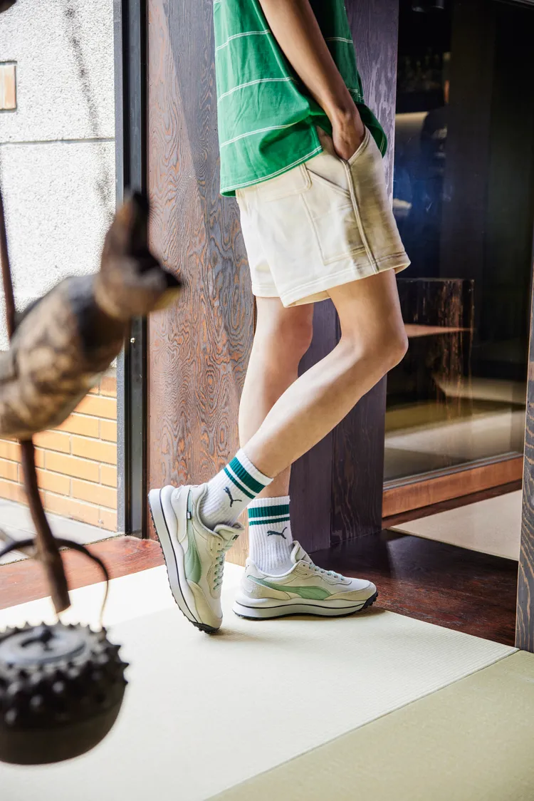 鞋側招牌彎刀皮革注入抹茶配色。品牌提供