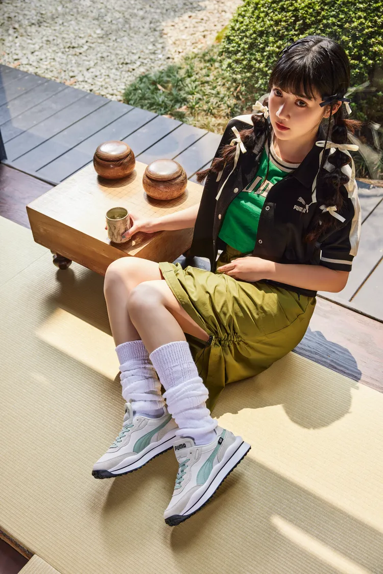 厚底設計打造出完美腿部比例。品牌提供