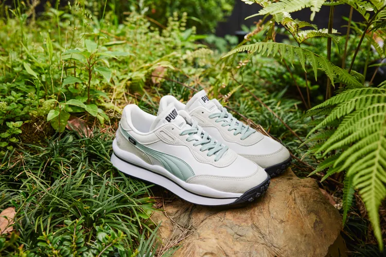 鞋面以米色尼龍搭配經典奶蓋麂皮打造異材質拼接。品牌提供