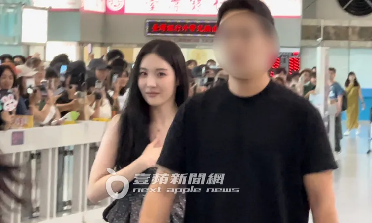 宣美穿著黑色蕾絲蓬裙現身。陳薇安攝