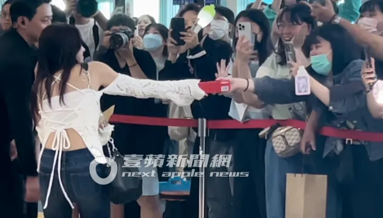 權恩妃收下義美小泡芙。陳薇安攝