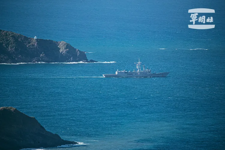 海軍62部隊受令後，緊急出港實施海上機動。國防部提供